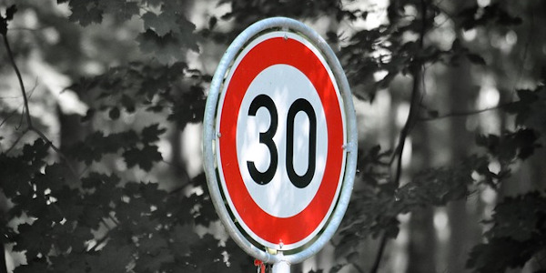 Население одобряет установку знаков о снижении скорости до 30 км/ч в населенных пунктах